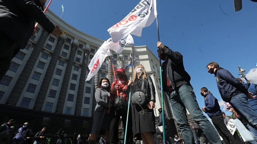 Під Кабміном вимагають дозволити рух транспорту та відкрити метро