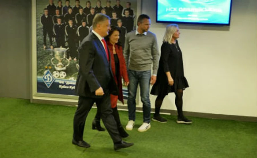 Порошенко приехал сдавать анализы для международных экспертов