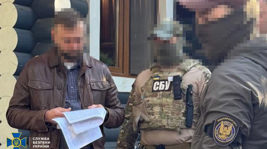 Помогал россиянам получать украинские паспорта: правоохранители разоблачили экс-дипломата МИД