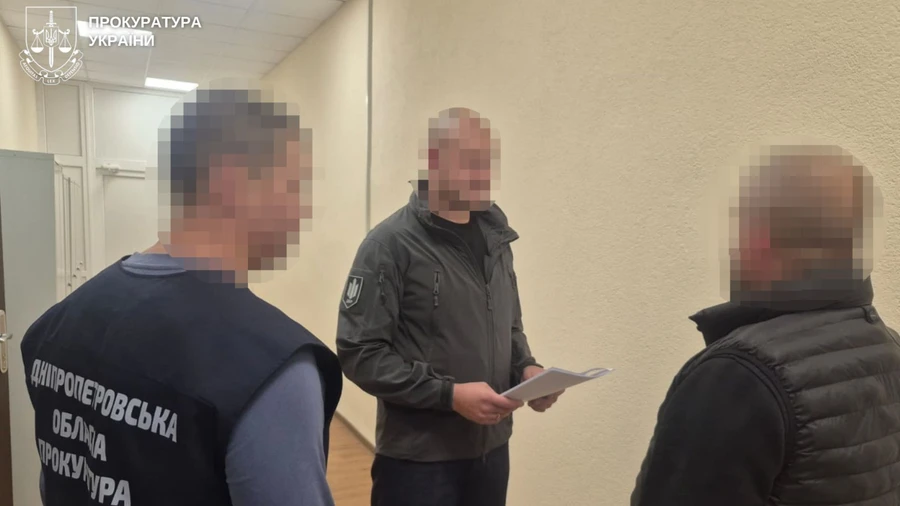 Стріляли, били, змусили віддати понад $68 тисяч: трьох поліцейських підозрюють у розбої