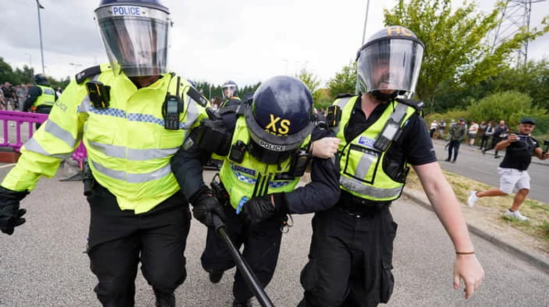 Заворушення з російським слідом: як фейк щодо масового вбивства дітей розпалив Британію