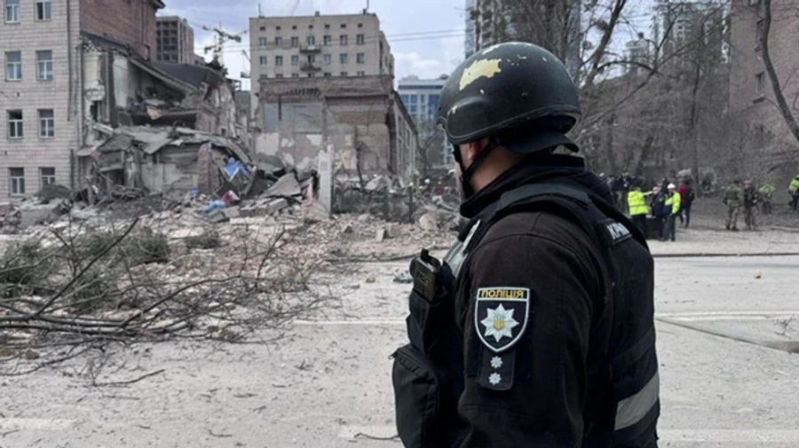 Ракетна атака на Київ: уламки впали на центр і ще 3 райони, семеро постраждалих