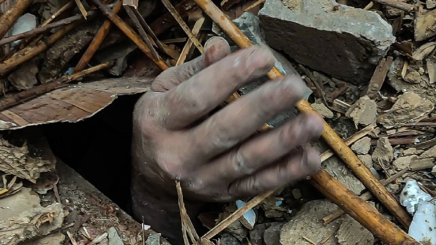 Man rescued from rubble in Kherson as emergency workers brave threat of repeat strikes – photo