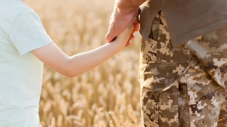 Загибель, полон чи розлучення. Як допомогти дитині, коли одного з батьків немає поруч? Пояснюють психологи