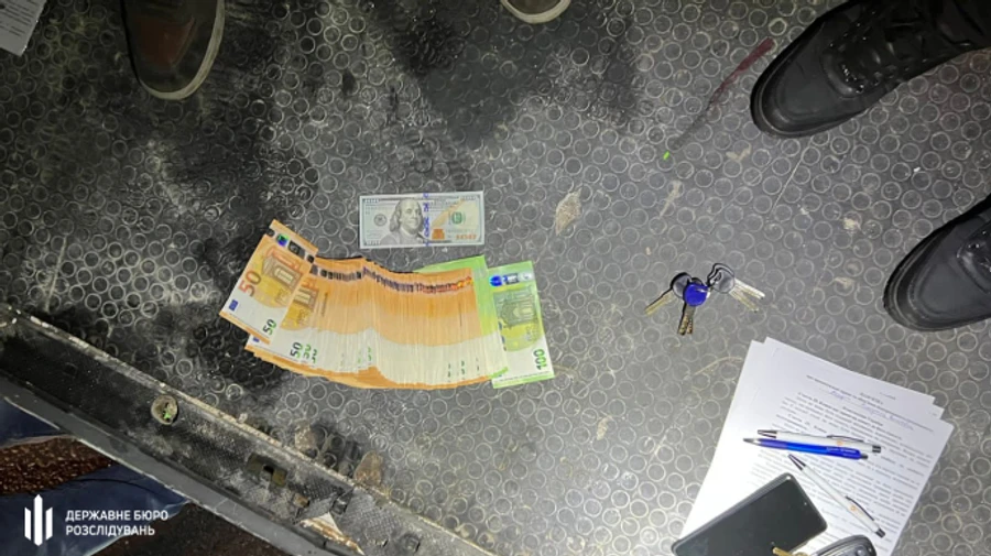 ДБР викрило начальника митного посту Тиса на поборах з автоперевізників
