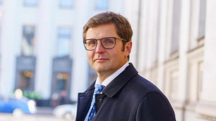 Депутат Слуги народу виїхав за кордон: у партії кажуть, що з гуманітарною місією