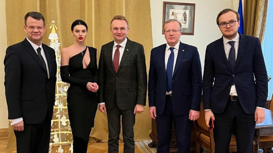 Заступник міністра освіти звільнився після фото з помічницею та її декольте