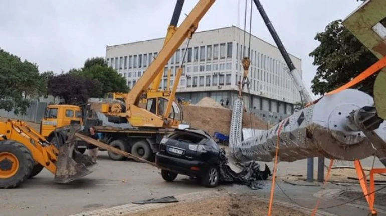 Гігантський флагшток до Дня Незалежності впав на автомобіль у Херсоні