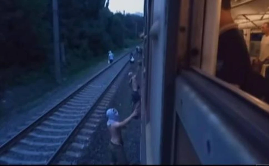 Еще двум хулиганам, которые громили электричку, объявили подозрение