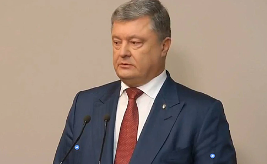 Порошенко: зеленых человечков в Симферополе видел лично