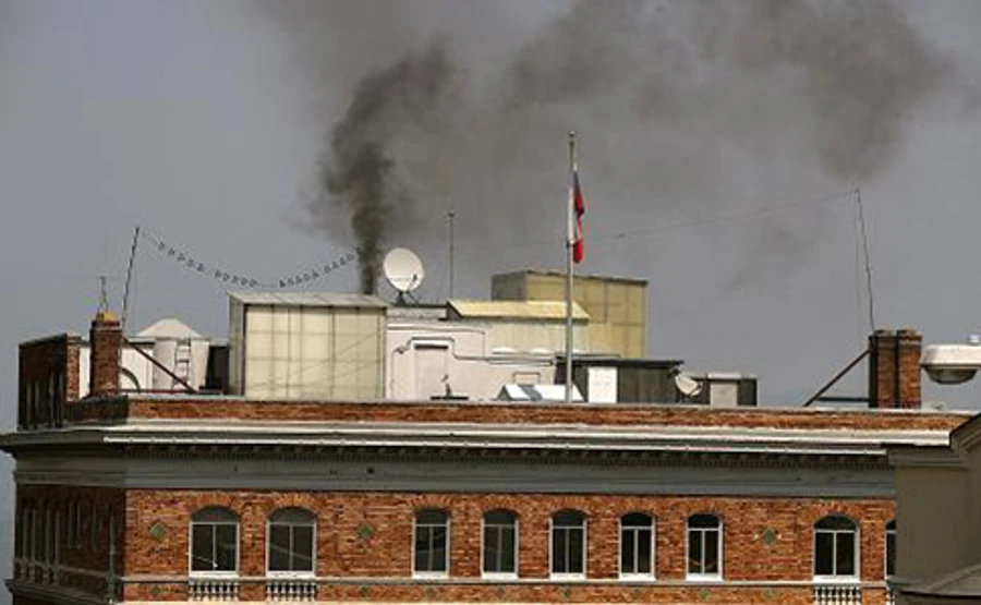 У консульстві РФ, яке США вирішили закрити, щось спалюють