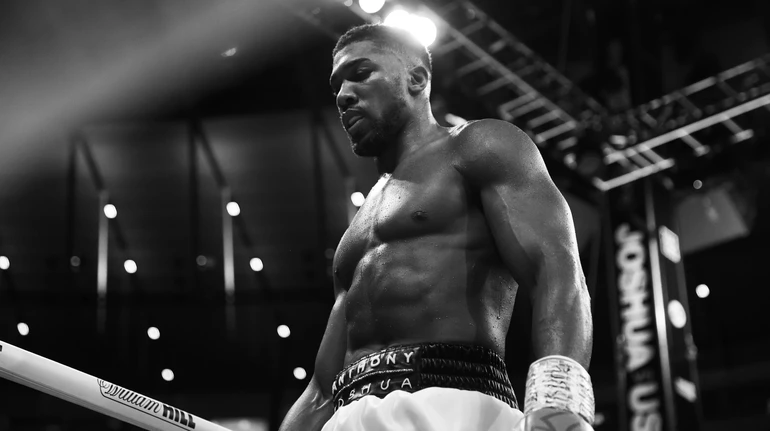 Водія машини боксера Джошуа, яка потрапила у смертельне ДТП, звинуватили у керуванні без прав