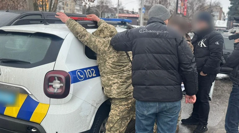 Офіцера ТЦК затримали на Київщині: за долари вирішував питання мобілізації