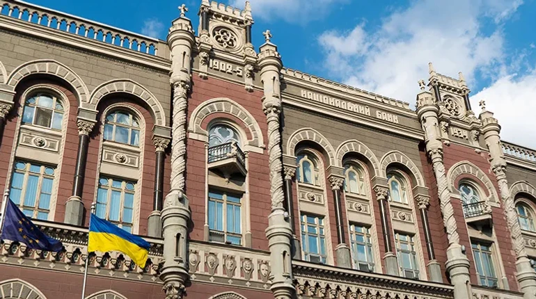 Українці почали нести до банків більше готівки: у НБУ назвали причини