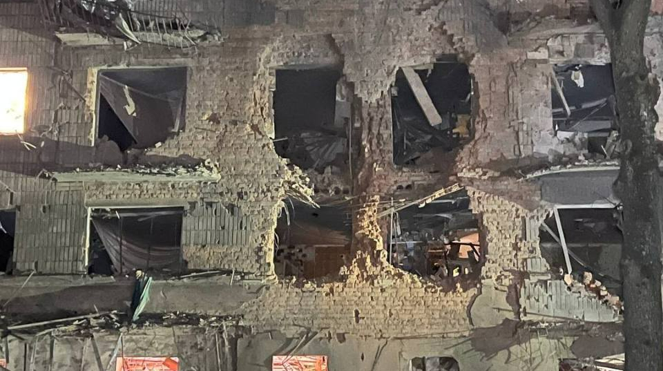 Щонайменше 4 людей загинули через російський удар 6 КАБами по центру Сум Щонайменше 4 людей загинули через російський удар 6 КАБами по центру Сум