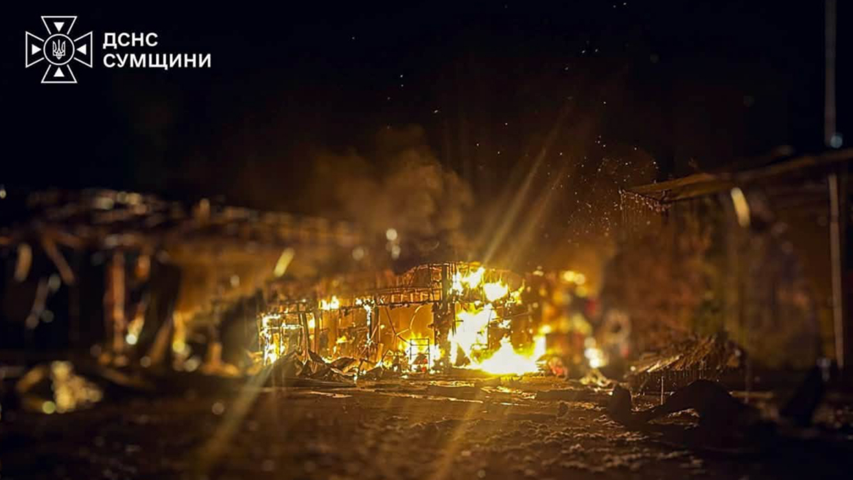 Росіяни масовано атакували Суми безпілотниками, постраждали двоє працівників АЗС