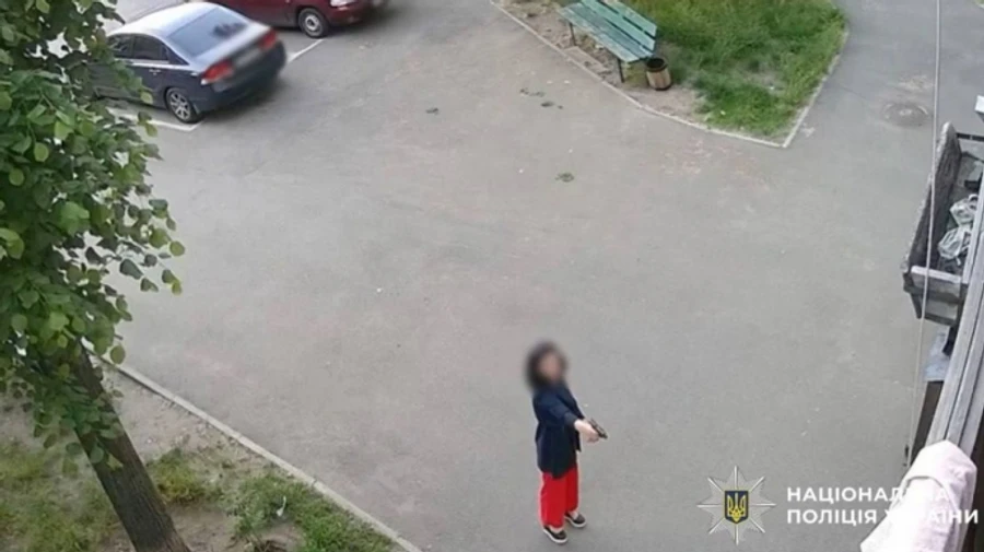 В Киеве женщина открыла огонь по подъезду дома: полиция устанавливает ее личность