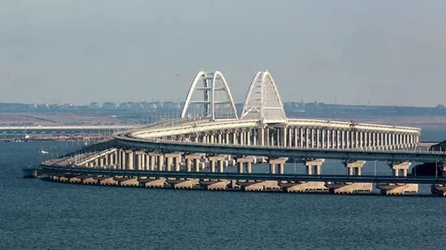 Russians block traffic on Crimean bridge again
