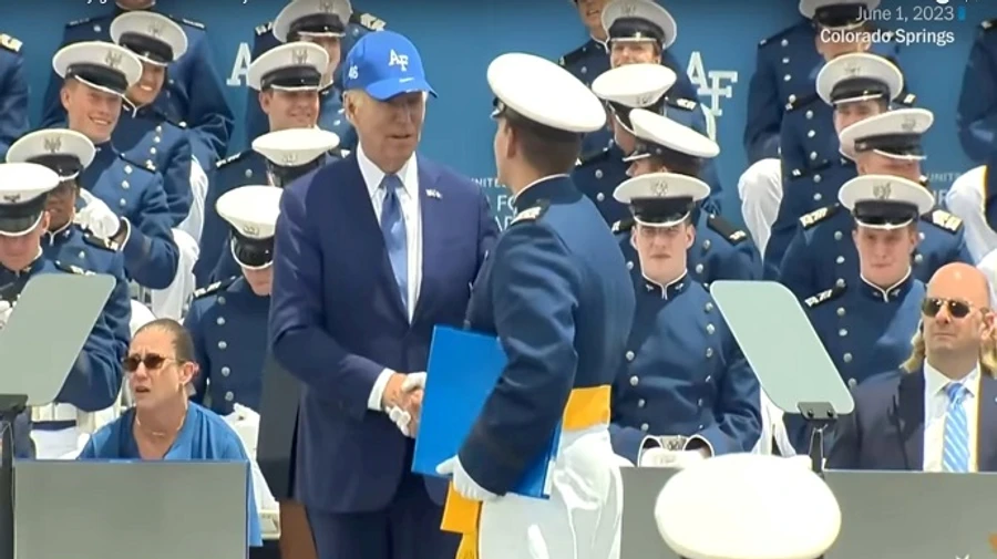 Байден упал на сцене во время вручения дипломов