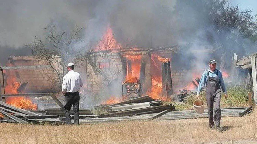 Building catches fire in Kyiv Oblast during Russian attack