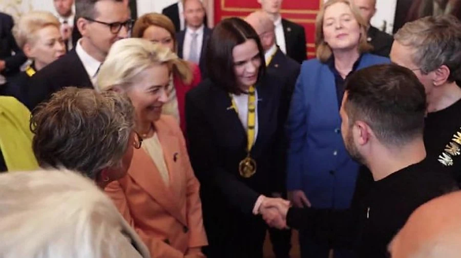 Zelenskyy and Tsikhanouskaya briefly crossed paths for the first time at the award ceremony in Germany