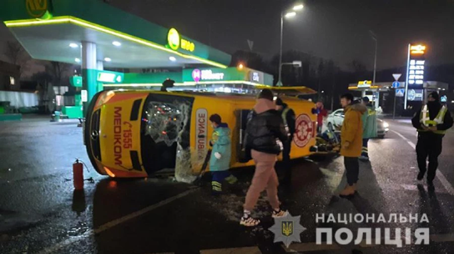 У Києві перекинулася швидка, двоє медиків у лікарні