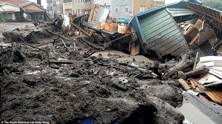 Понад сотня людей зникли безвісти після зсувів у Японії