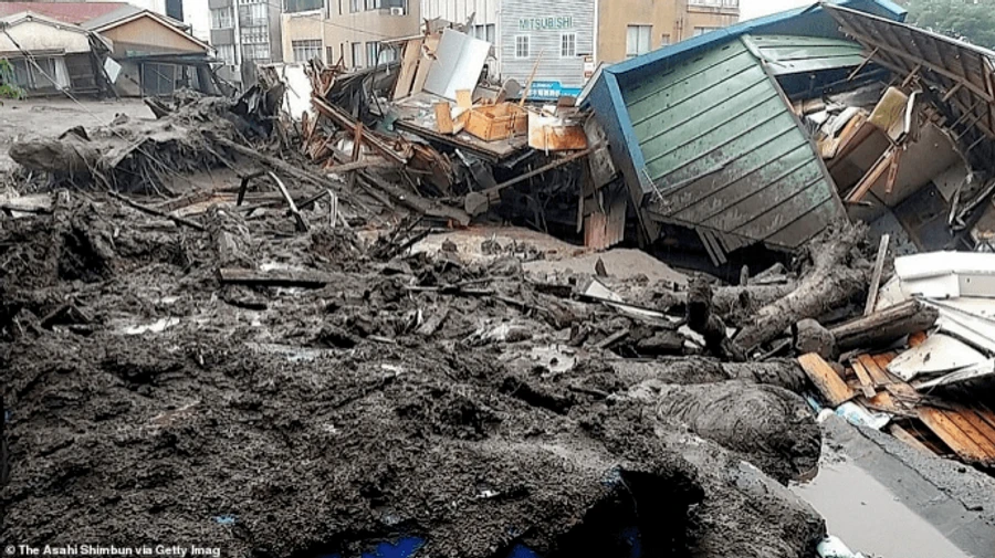 Более сотни человек пропали без вести после оползней в Японии