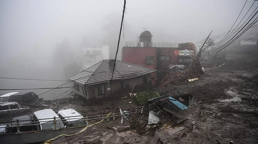 В Японії через масштабний зсув зникли 20 людей