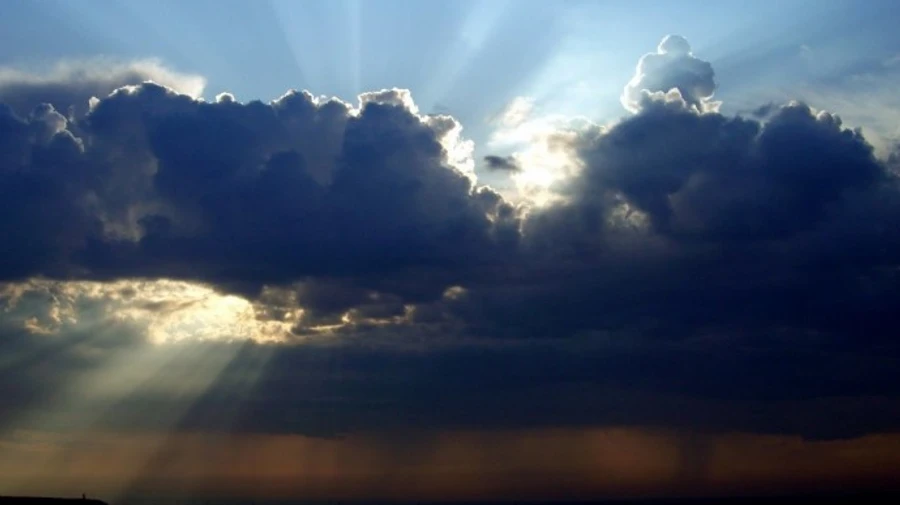 Погода в воскресенье порадует солнцем и теплом, но в Украину идет циклон