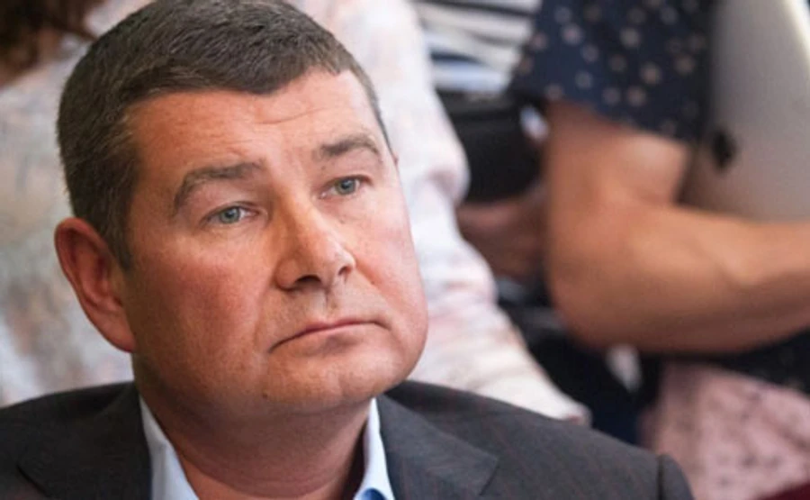 В аэропорту задержали мать Онищенко – источник