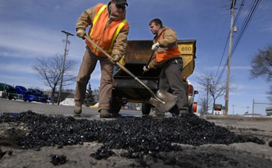 Омелян розповів, скільки коштує ремонт доріг в Україні