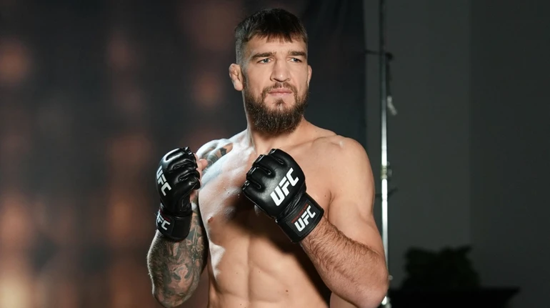 Українець Амосов дебютував в UFC з яскравої перемоги над Мегні у першому раунді