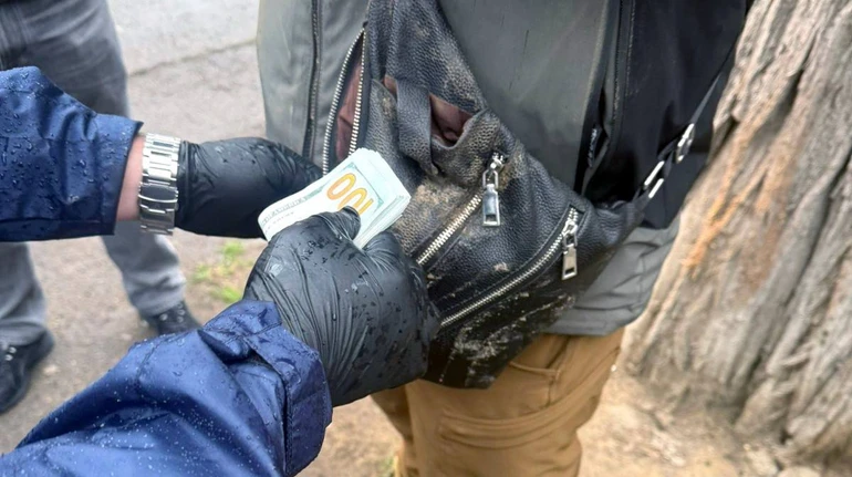 На Одещині затримали посадовця ТЦК, який обіцяв влаштувати на посаді за 10 тис. доларів