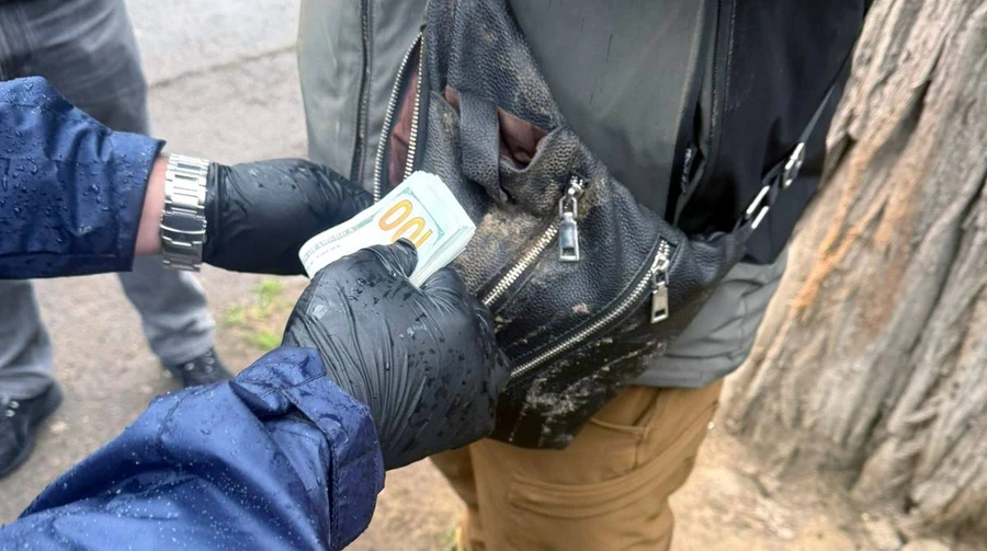 На Одещині затримали посадовця ТЦК, який обіцяв влаштувати на посаді за 10 тис. доларів