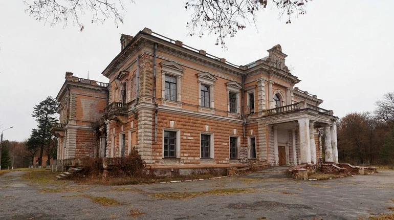 Росіяни знищили палац Харитоненків на Сумщині