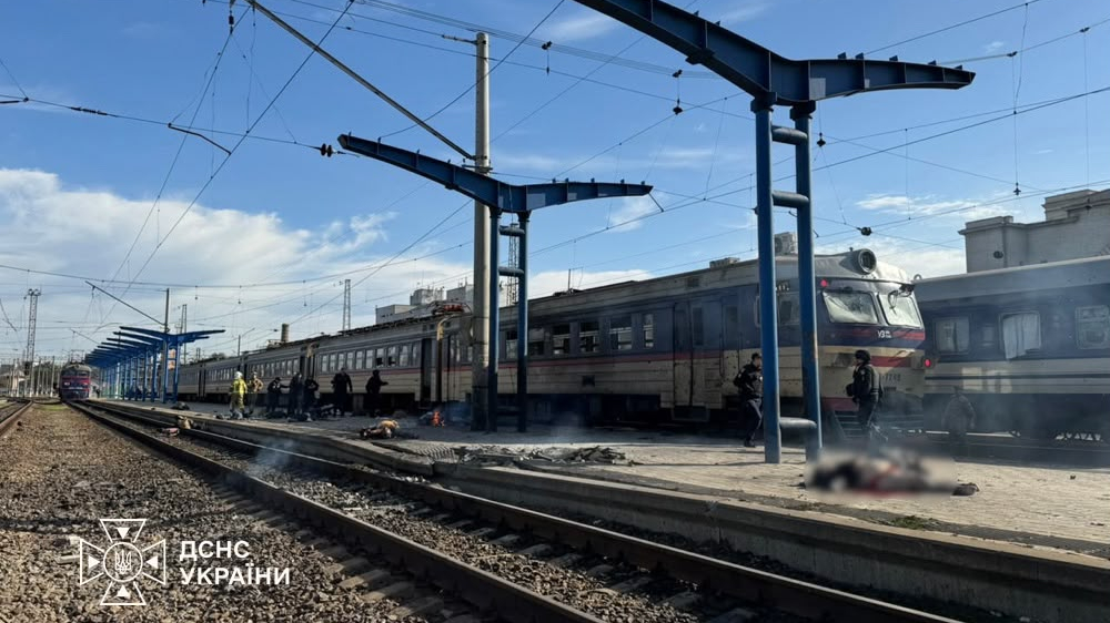 Зеленський: У Дніпрі росіяни атакували дроном перон, де стояли звичайна електричка і пасажирський потяг