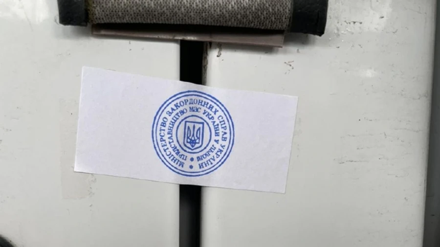 МЗС почало розслідування через затримання дипломатичного буса з цигарками в Угорщині