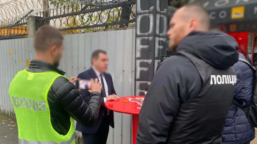 Зелений коридор за долари: у Києві митника викрили на хабарі