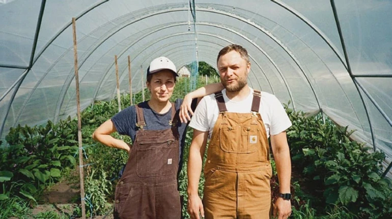 24 лютого збиралися садити зелень. Як сімейна ферма на Київщині вирощує рослини під час війни