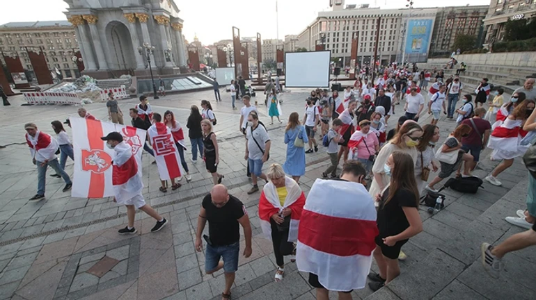 На марше солидарности с белорусами в Киеве произошли столкновения