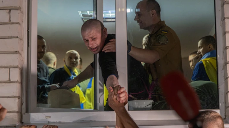 Боже, у меня так сердце колотится. Репортаж с последнего обмена пленными