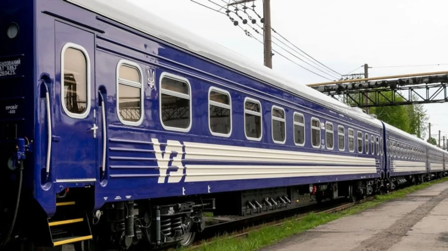 Укрзалізниця повідомила про затримання 12 потягів: обірвалась контактна мережа