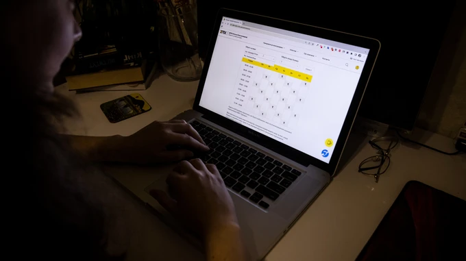 Из-за атаки РФ по всей Украине снова действуют почасовые графики отключения света