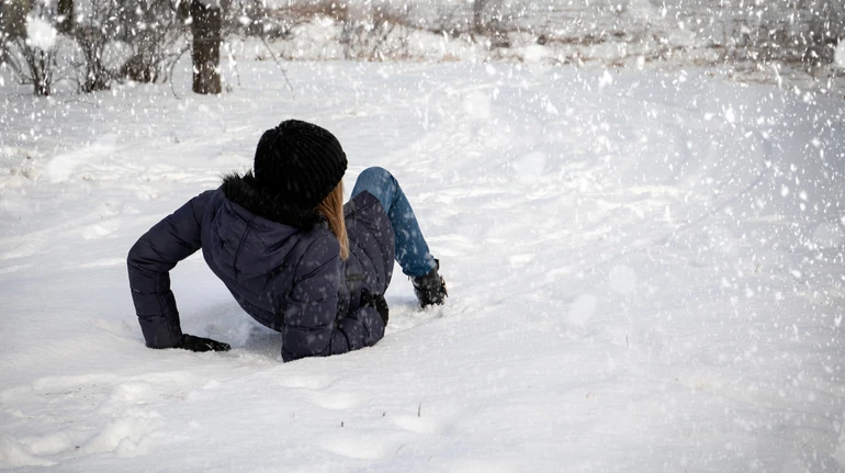 Как безопасно передвигаться в гололед: советы для водителей и пешеходов