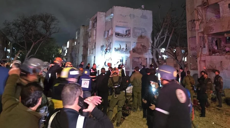 Іран вдарив балістикою біля ядерного об'єкту в Ізраїлі: близько сотні поранених
