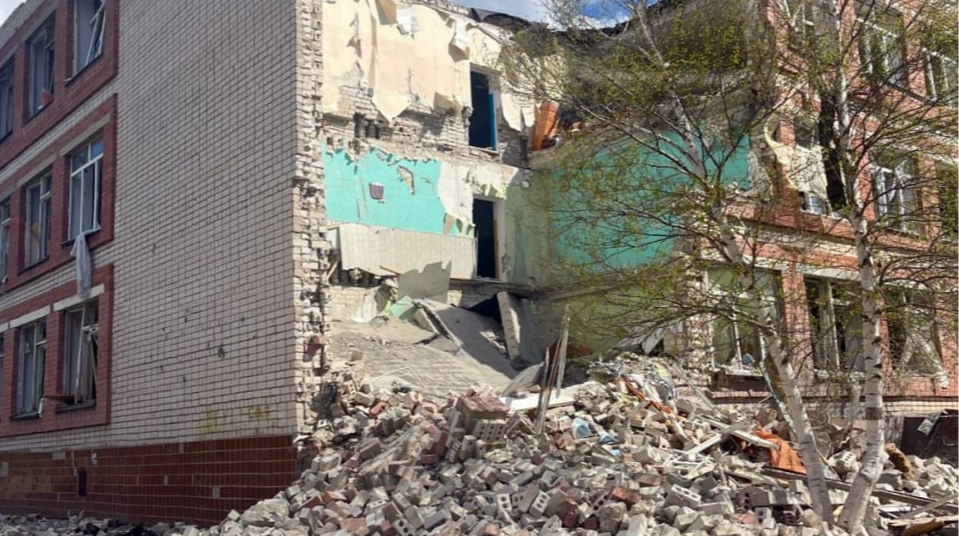 Russia drops bombs on Stepanivka near Kherson, injuring 5 people and destroying school