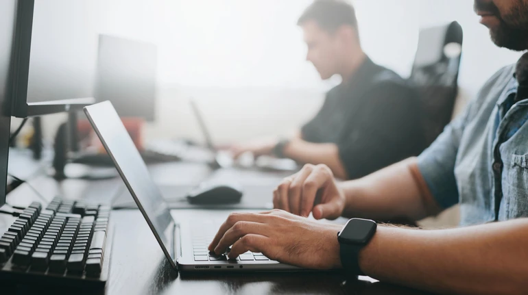 Працівники з досвідом та більшою зарплатою впроваджують ШІ в роботу швидше за інших – опитування