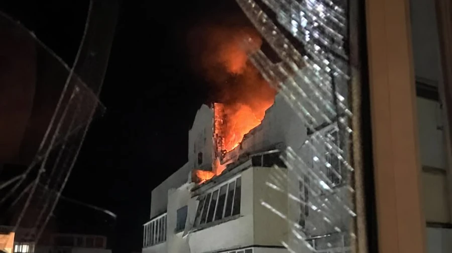 Росіяни атакували багатоповерхівку в Борисполі: загорілися квартира і дах