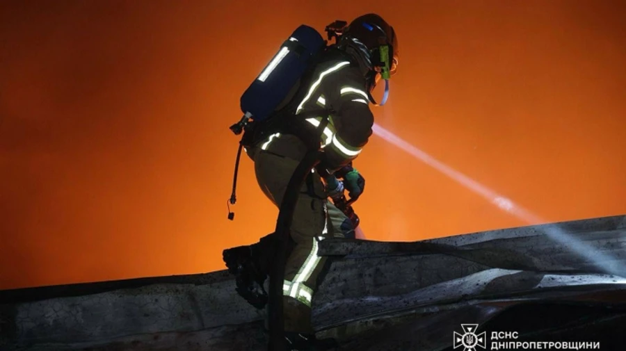 Россияне атаковали Днепропетровщину: бушевали пожары на предприятии и фермерском хозяйстве